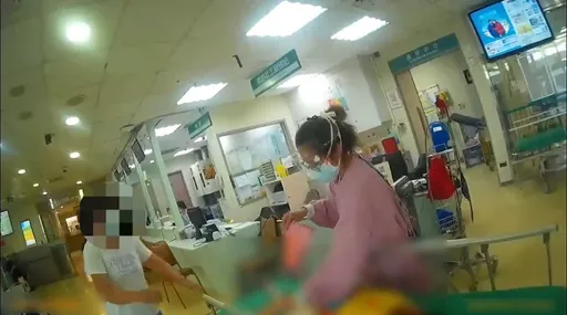 「快救小孩!」八里師抱熱痙攣幼生奔警局求助 警員4分鐘速送醫救一命