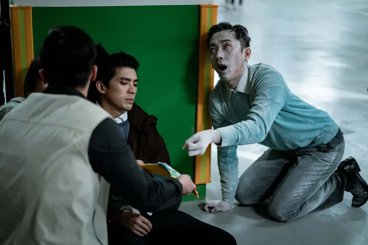 施名帥（右）即興「翻白眼」的演出，獲導演瞿友寧大讚，左為林哲熹。風起娛樂提供