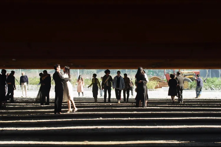 《地獄里長》地獄愛情殿是導演瞿友寧最喜歡的場景，地上一條條金線是陽光照進涵管間的縫隙所呈現。風起娛樂提供