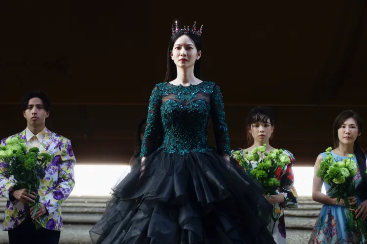 曾之喬以絕美造型霸氣登場，完美了地獄「愛情殿」的樣貌 。風起娛樂提供