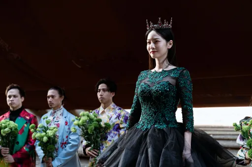 施名帥遭冰櫃棄屍成急凍人 曾之喬扮愛情殿主胸器超搶眼