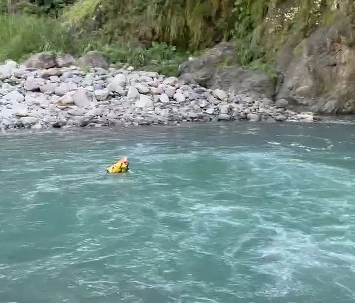 警消打撈中。新竹縣消防局提供