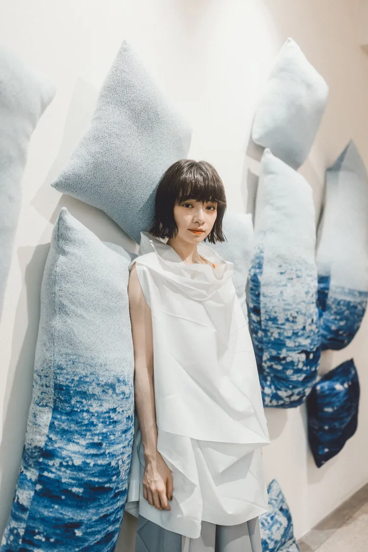 姚愛寗擁抱參展作品《波光粼粼的海抱 The gleamy sea embracing 》。華研國際提供