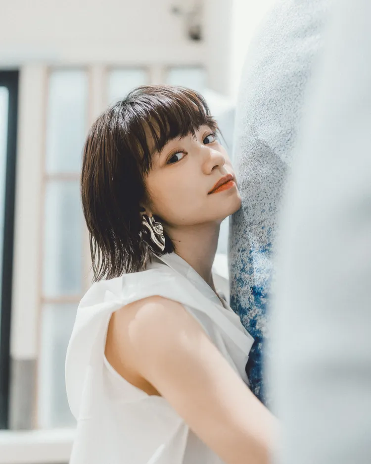 姚愛寗擁抱參展作品《波光粼粼的海抱 The gleamy sea embracing 》。華研國際提供