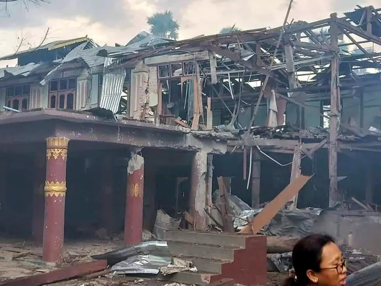 緬甸軍政府與反對派爭戰不休，圖為本周二（6/27）實皆省（Sagaing）北部娘孔村（Nyaung Kone）一間佛寺遭政府軍轟炸。美聯社