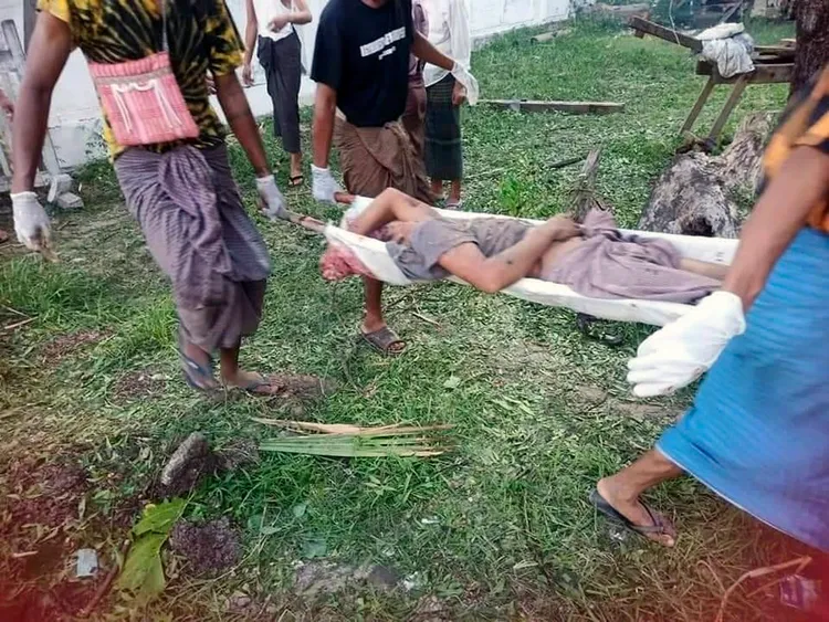 本周二（6/27）實皆省（Sagaing）北部娘孔村（Nyaung Kone）遭政府軍轟炸後，居民抬著一名死者。美聯社