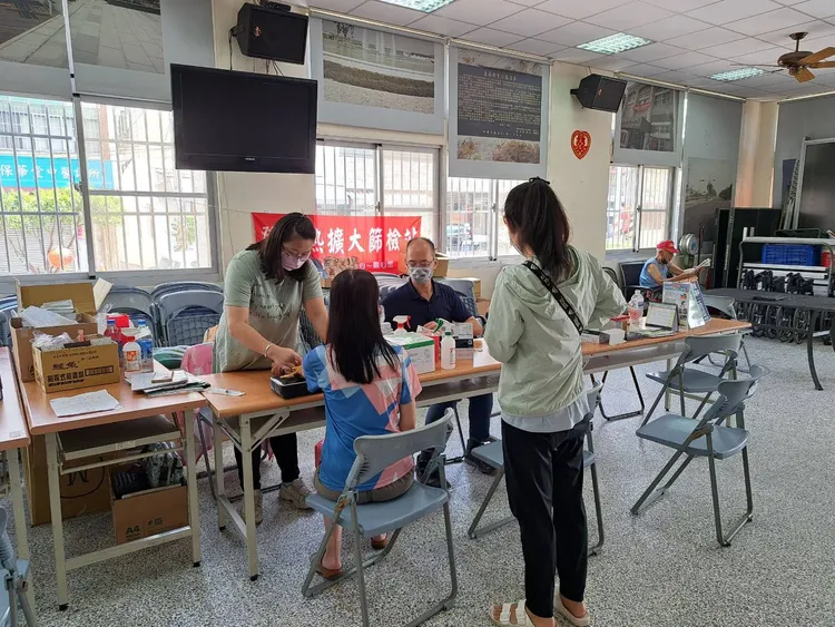 為能積極找出潛在病例，市府持續設置擴大採檢站為市民提供採血檢驗服務。翻攝畫面