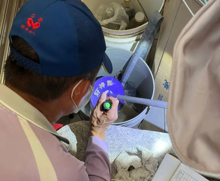 防疫人員檢查病媒蚊指數。翻攝畫面