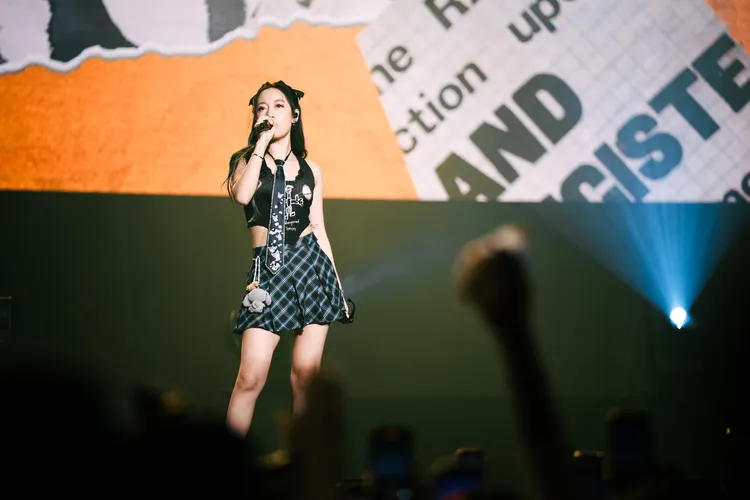 Julia 吳卓源穿上精心準備的改良版制服演出。高流提供