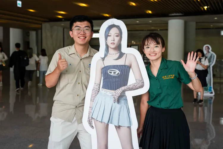 就讀高醫大牙醫系的情侶檔，兩人穿上建中、北一女的高中制服，首次進到海音館。高流提供