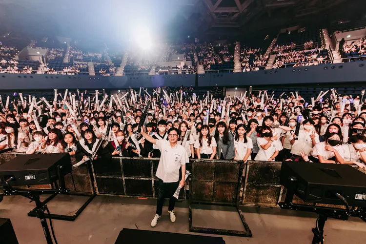 陳其邁市長出席「夏祭．青春旅程」高流制服演唱會，與滿場同學合影互動。高流提供