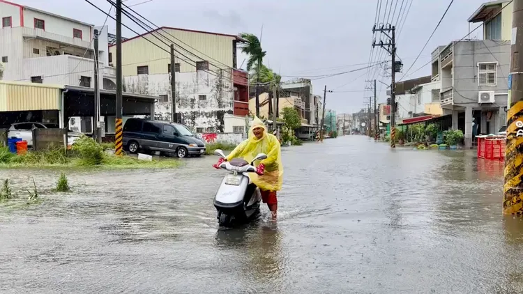 居民無奈牽車渡水。王志弘攝