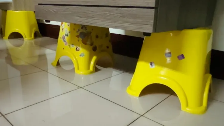 安南區住家架高家具免得泡水。王志弘攝