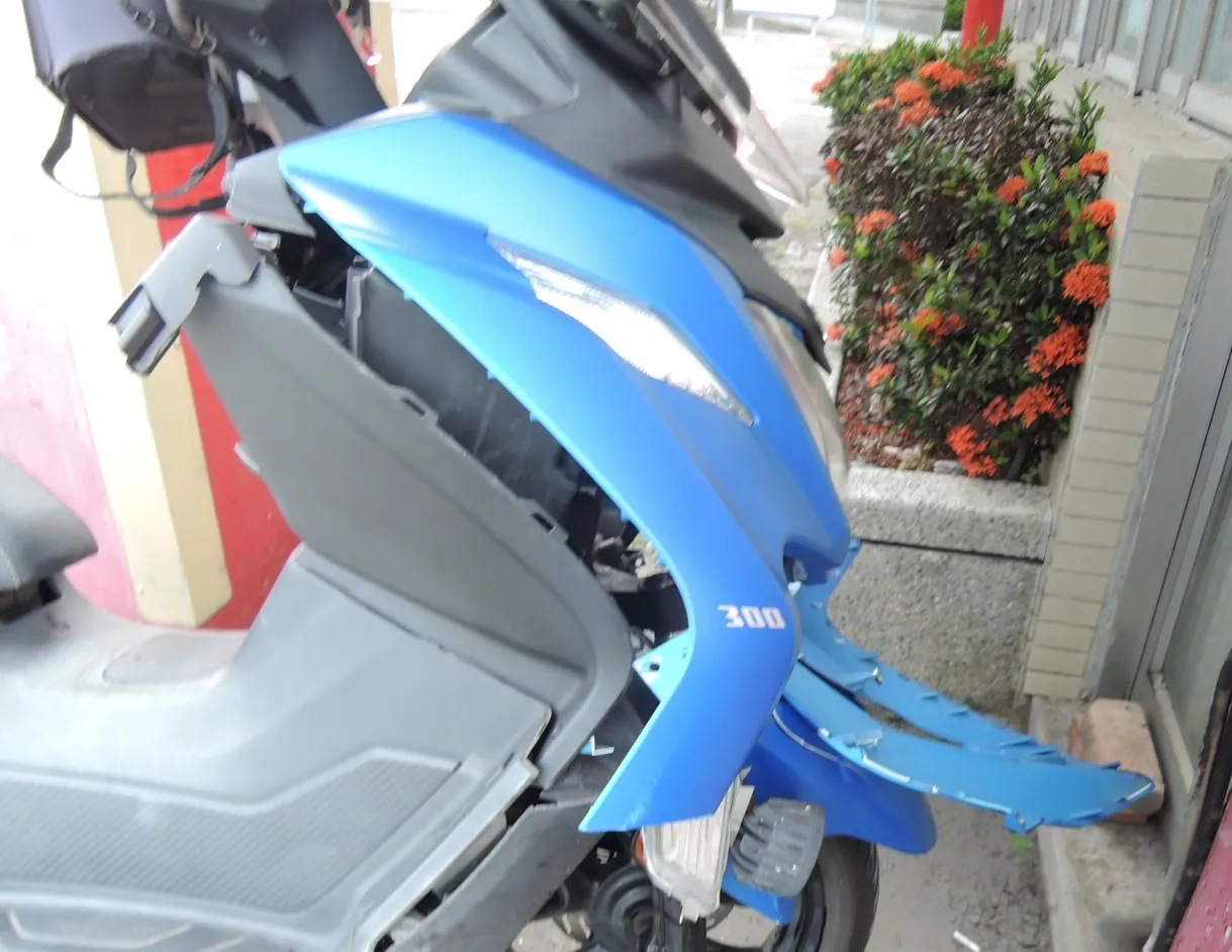 機車車頭破損,幸騎士未被輾過。讀者提供