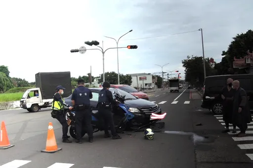 三寶片|女師父赴南市殯儀館誦經 轉彎撞直行重機!一緊張又往前輾過了…