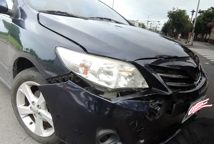 轎車車頭側邊受損。讀者提供
