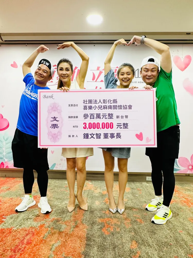 公益代言人梁佑南（左二）、方琦（右二）母女檔，和馬國畢（左）、洪毛一起做公益。民視提供