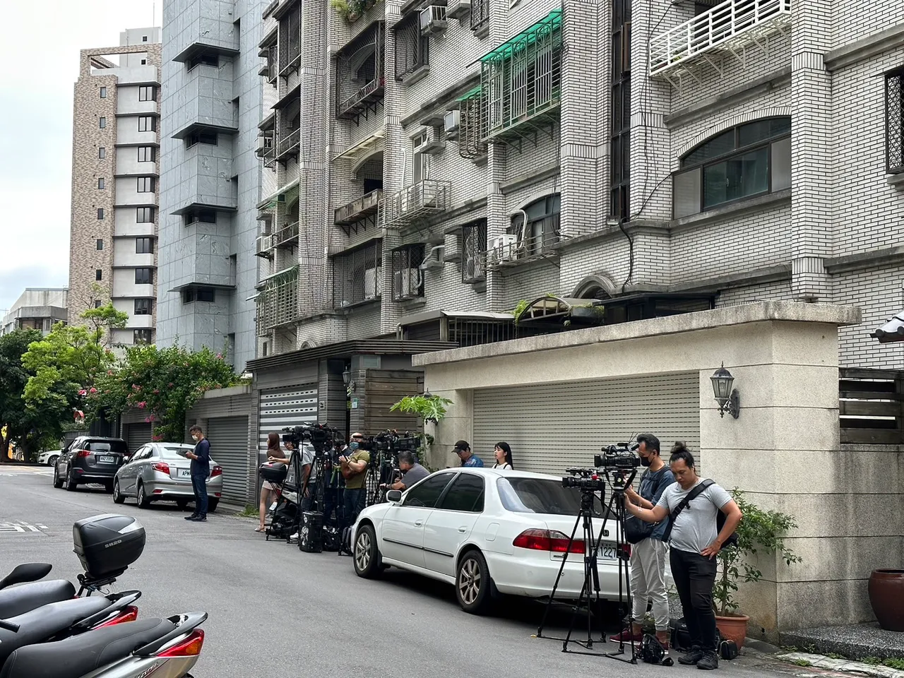 警方今搜索炎亞綸住處，大批媒體到場守候。特勤中心