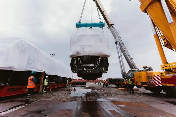 R200柴電機車到港。翻攝fun台鐵臉書