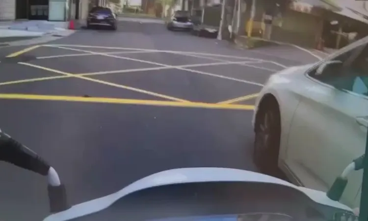 警方因駕駛沒繫安全帶攔查BMW。翻攝畫面