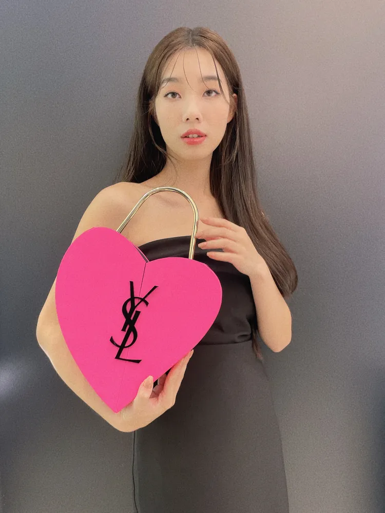 七夕情人節檔期單筆消費滿萬元，當中包含任一款香水，就可獲得限定愛情鎖禮盒。張家玲攝