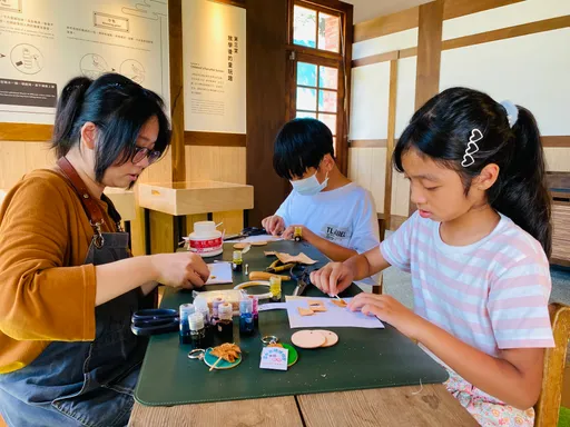 淡水古蹟博物館夏令營限量開搶 駐村藝術家皮雕「蝦捲」太逼真