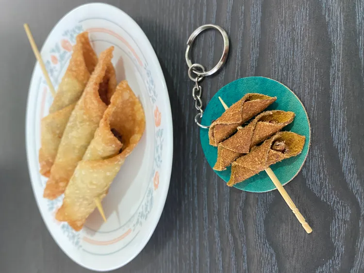 李芊慧老師利用簡單的技法來製作蝦捲造形的鑰匙圈和髮飾，小巧玲瓏的皮革蝦捲維妙維肖。館方提供