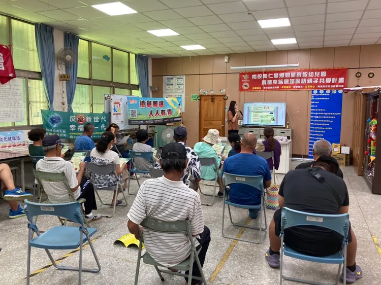 林管處到仁愛山區親愛村宣導。南投林管處提供