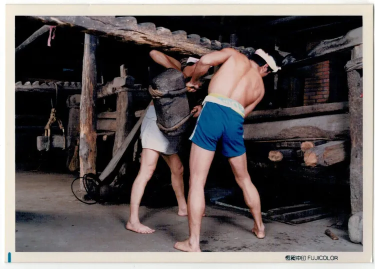 福壽實業草創初期人工榨油。取自官網