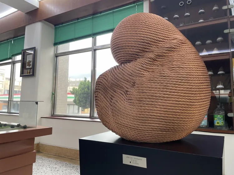 福壽實業董事長洪堯昆收藏康木祥作品，以101電梯退役鋼索打造的創作，永續循環符合福壽的企業理念。彭欣偉攝