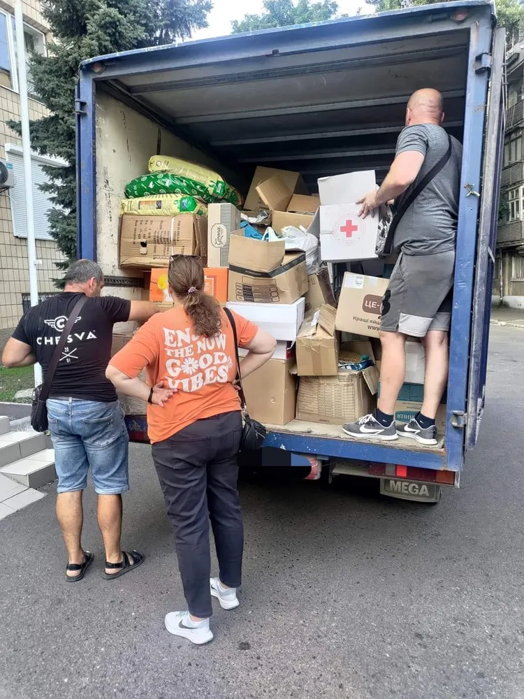 卡車載運物資前往戰爭重創區。取自林秉宥臉書