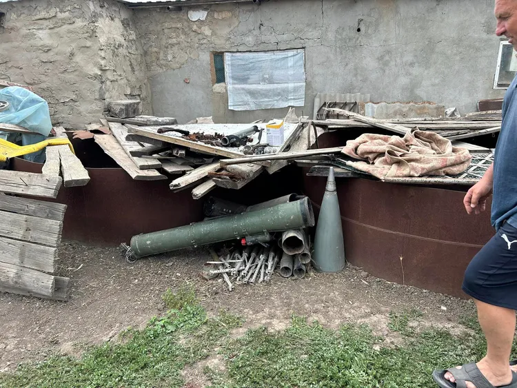 烏國居民房屋被摧毀，留下武器殘骸。取自楊佩樺臉書