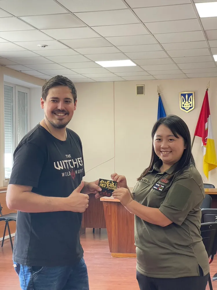 楊佩樺贈「台灣魂」臂章給烏克蘭國土防衛隊人士。台灣基進提供