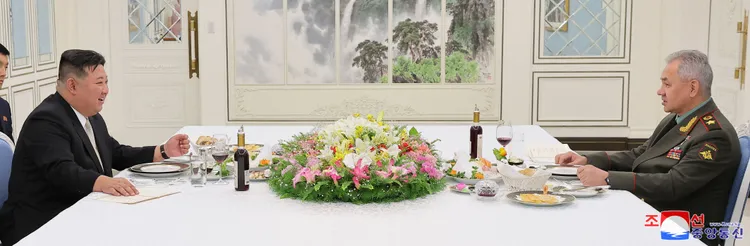 金正恩與蕭依古對談。路透社