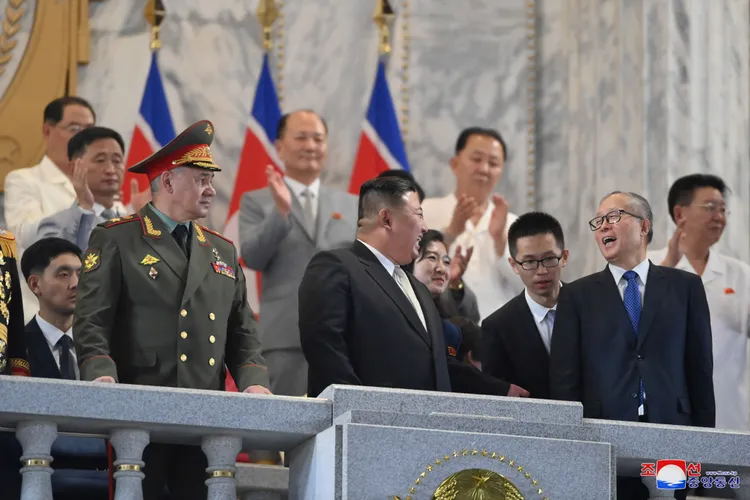 金正恩與李鴻忠談笑。路透社