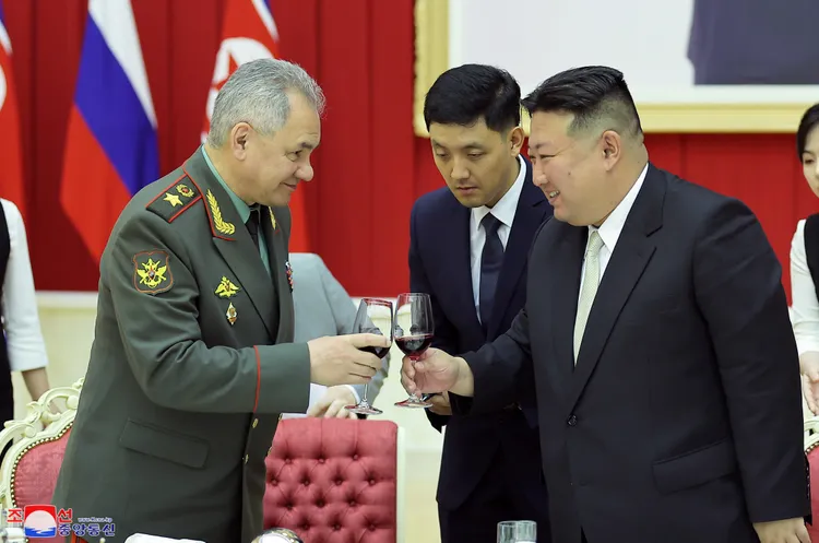 金正恩與俄國防長蕭依古碰杯。路透社