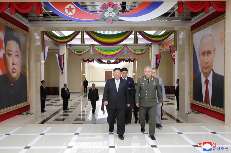 金正恩陪同蕭依古參觀。路透社