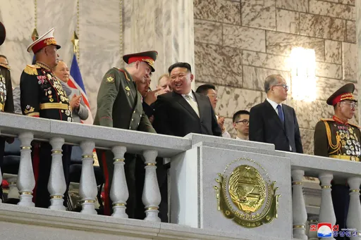 北韓偏心!金正恩笑對俄國防長 中國代表晾一旁