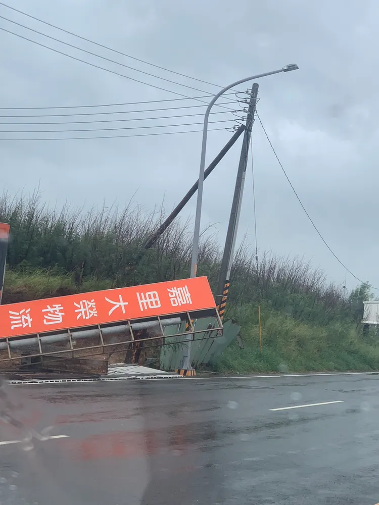 澎湖市區到處都是被強風吹落的路樹、市招。翻攝「澎湖災害回報平台」