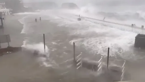 杜蘇芮重創澎湖!海水倒灌驚人畫面曝光 停車場被淹沒