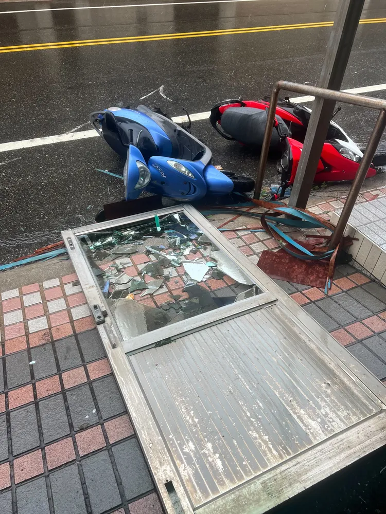 鋁門窗、機車被吹倒。翻攝「澎湖災害回報平台」