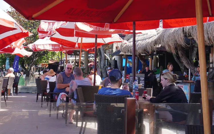 俄烏兩國的公民因戰事而逃至亞洲的熱帶島嶼峇里島，但島上的俄烏社群幾乎沒有交集。中央社