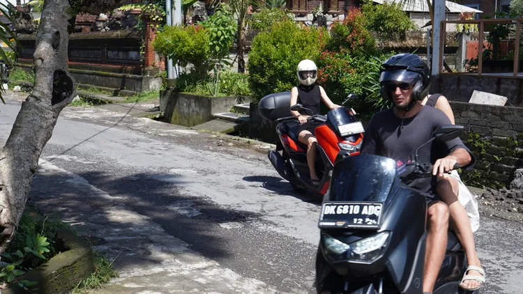 據峇里島政府統計，今年1月至7月11日，有178名外國人因違規遭驅逐出境，其中以俄羅斯公民最多，共46人。圖為俄羅斯人在峇里島騎機車。中央社