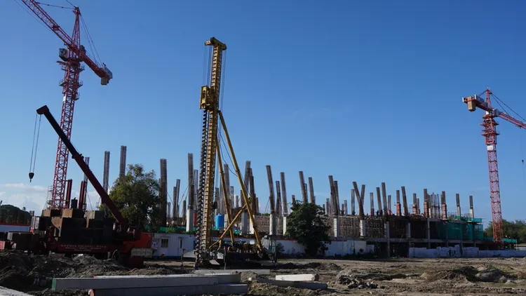 峇里島賽努區的Magnum建案正在興建，未來完工後將有俱樂部、酒吧、按摩設施和健身房等，已有許多工人及大型工程車進駐。中央社