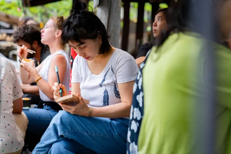 何超儀認真祈福。852Films提供