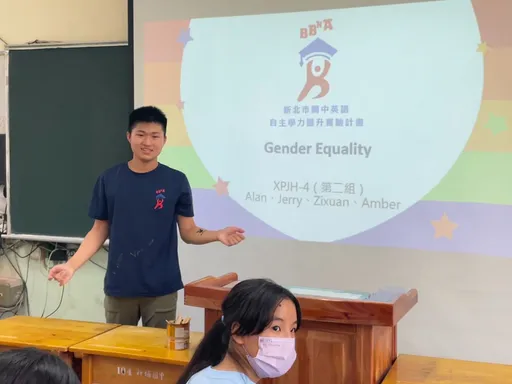 新北19校攜手96位美國志工推國際論壇 200位國中生登台挑戰全英文發表