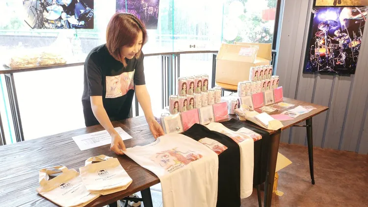 余皓然以行動支持女兒，笑稱自己是總務股長來打雜。駿馬客工作室提供