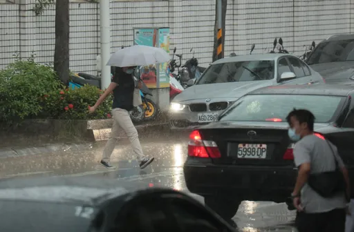 高溫上看36°C! 明迎風面注意陣雨