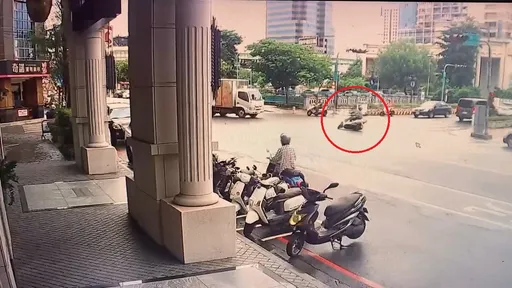 女騎士路口驚見轉彎車　天雨路滑煞不住！慘摔進車底全身傷