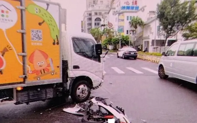 小貨車與機車發生碰撞。民眾提供